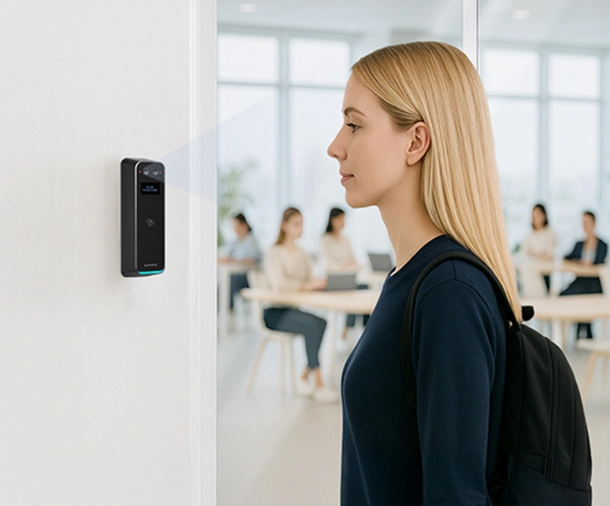 BioStar X 顔認証 - マルチ認証。1人のユーザーに複数の認証方法。