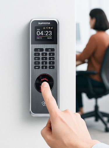 BioStar X 指紋認証 - マルチ認証。1人のユーザーに複数の認証方法。